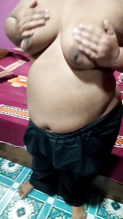 Hintli seksi kadın büyük göğüslerini gösteriyor