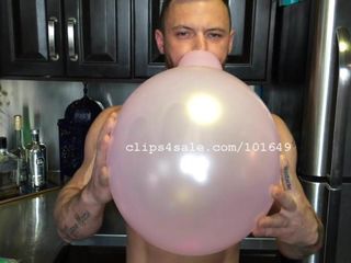 Balloon fetish - sergente Miles che soffia palloncini video 1