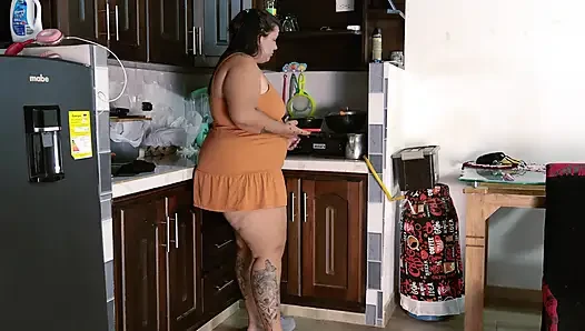 Latina pays pizza delivery man with a fuck and fills his pussy with milk