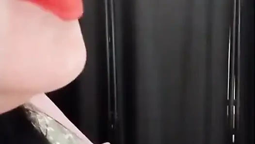 Süßer rauchennder MILF, roter lippenstift