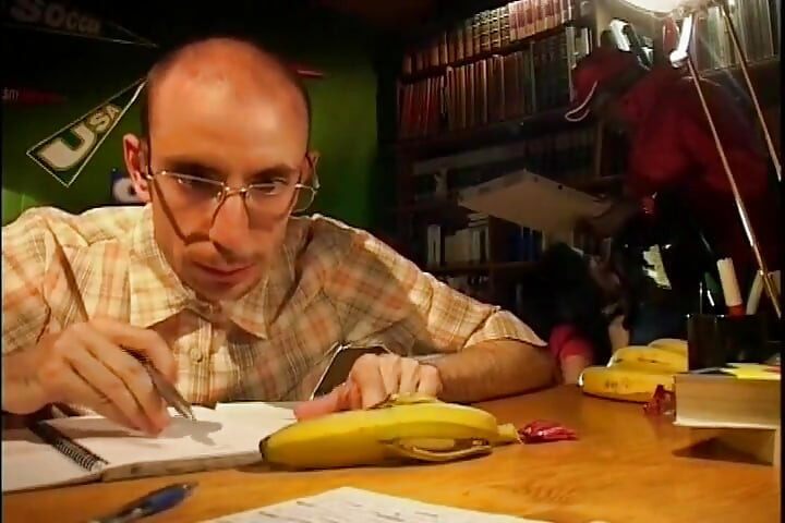 Dona de casa puta em lingerie vermelha traindo seu marido com um grande pau preto