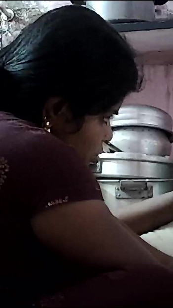 Moment épique de « Une femme au foyer indienne embrasse et s’embrasse »