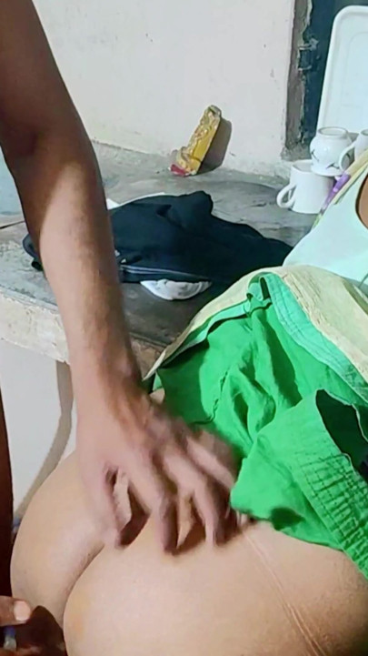 インドの主婦が隣の男の子と関係を持っている | クリップ 1