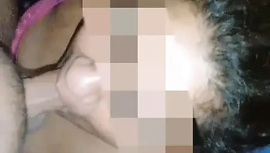 Sie sieht so sexy aus, während sie meinen schwanz lutscht