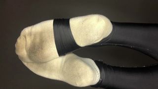 Супер грязные носки в белых носках - соблазнение для дрочки носком!