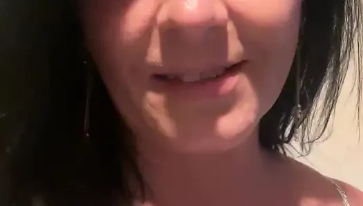 Yumuşak mavi elbise, sütyen yok - ışıkta doğal azdırma