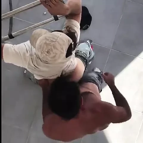 Una scopata tra muratori stranieri