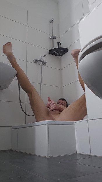 Zapanjujući trenutak iz filma "Pišanje, tuširanje i drkanje na gradilištu, 2. dio"