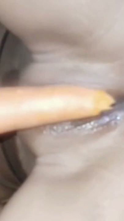 Indian girl apni chut ko sahlate huye gajar se | Clip 1