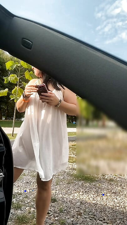 MILF num vestido transparente e sensual.