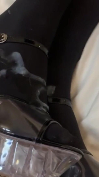 Momento épico de "Transparent High Heels Sandals Cum"