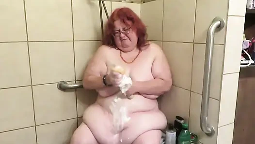 Üvey anne banyoyu temizliyor, üvey oğlunun izlediğini düşünüyor