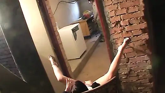 Memek remaja berambut gelap dijilat dan dibanting oleh pria tua