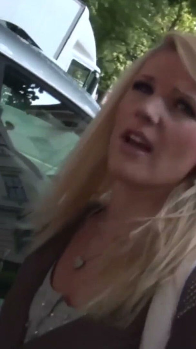 pervese blonde steigt in den Bumsbus ein und wird zerfickt | Clip 1