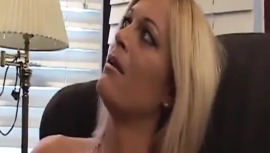 Cewek muda jilat memek wanita dewasa rambut pirang