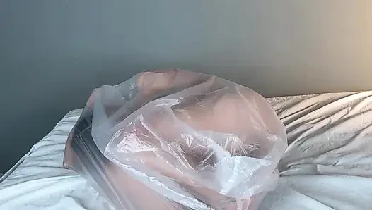 Brath yang putus asa lagi asik mainin plastik