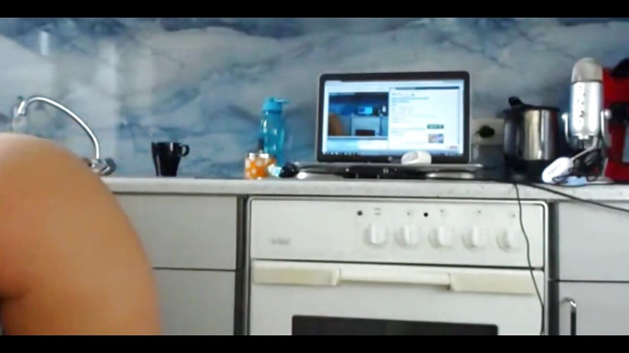 Sexydea exhibe son cul devant une webcam en direct