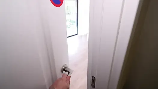 Sapık Nicole odada eğleniyordu, onu gördü, sikildi ve amına boşaldı.