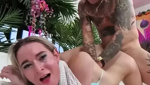 Bryan ağzı tıkanana kadar Thea Summers'ın yüzünü sikiyor!