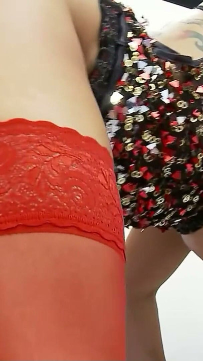 Büyük memeli mürekkepli bomba gibi genç erkek avcısı Kerry Louise tuvaletteki delikten yabancı tarafından sikiliyor | Klip 2