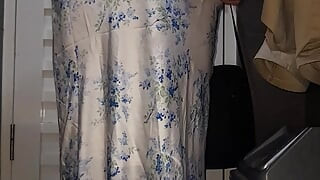 Crossdressing Noseći Satensku haljinu s Halter Ovratnikom