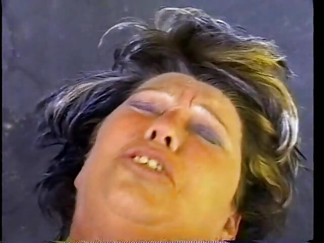 Yaşlı kadının taşkınlıklarını alıp sikini emmesini izle