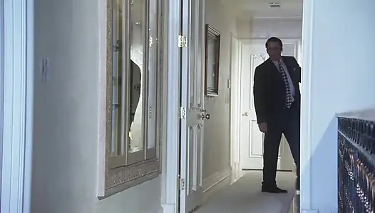 Длинноволосый любовник трахает свою жену в его собственном доме