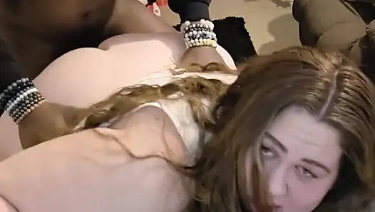 Şişman götlü beyaz kız sikiliyor ve üvey erkek kardeşlerinin dölünü yutuyor