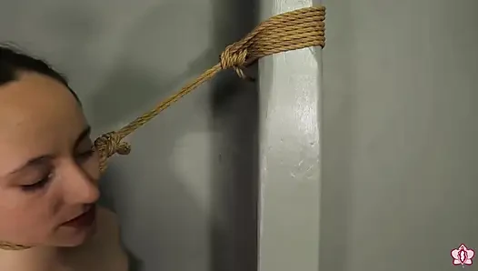 Boyun ipine bağlı köle Mila, ayak parmaklarını dengelerken birden fazla orgazma ulaşarak dikkatini dağıtmaya çalışıyor (1080p)