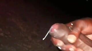 Pulă neagră monstruoasă filmând spermă