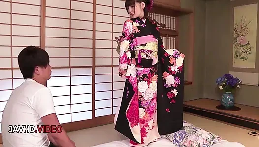 Женщина с бритой киской в знойном японском кимоно наслаждается горячим кримпаем, трахающимися фантазиями, исполненные игрушки