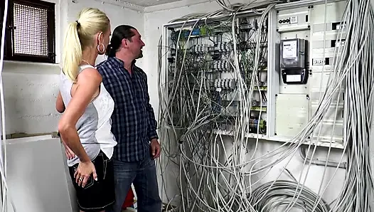 Blondine mit dickem arsch genießt in einer warme ladung nach hartem sex