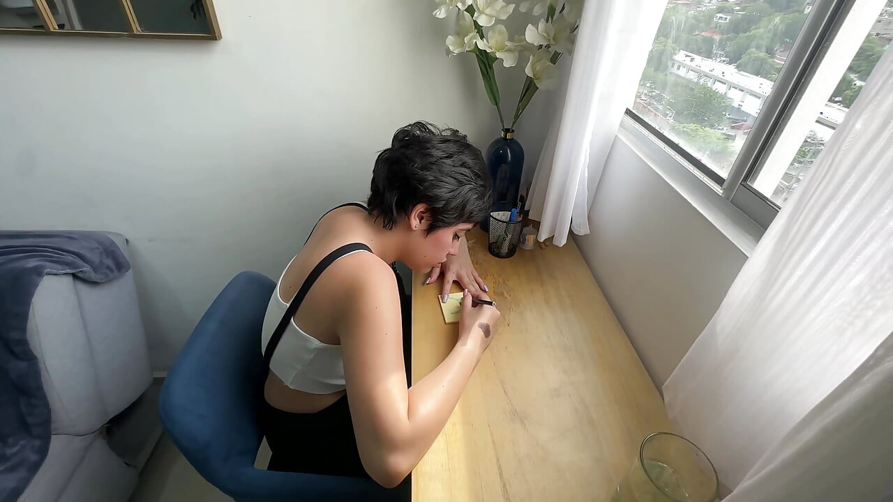 Zengin üvey kızımı resim çizerken görüyorum ve nasıl giyindiğini izlerken azıyorum ve sonunda yarağımı içine sokuyorum.