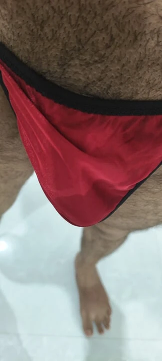 Travesti kadın egemenliği tek başına büyük siyah dildo ve anal yumrukla eğleniyor