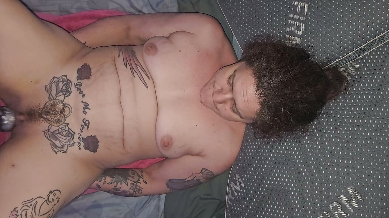 Sexywifedd rżnięta przez maszynę ogromnymi dildosami