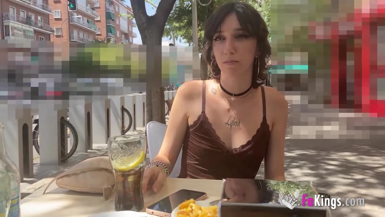 Un tip matur de 42 de ani convinge o fată păroasă să facă primul ei porno!