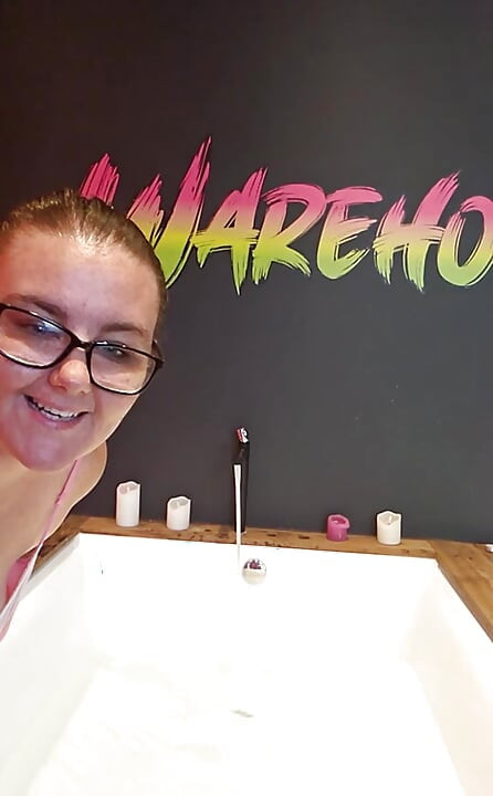 Cum join me in the bath at Warehouse-X ! I have toys! I will bring my ass if you bring you