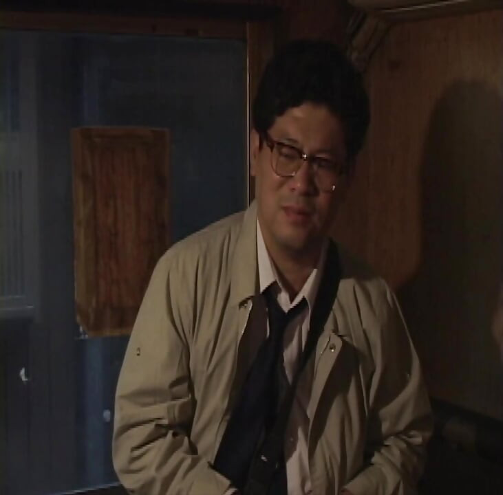 P135G06 A beautiful proprietress running a small nomiyaku with only a counter in Kabukicho. A sensual drama about a touting man and a man chased by debt collectors in the chaotic Showa-era Shinjuku!