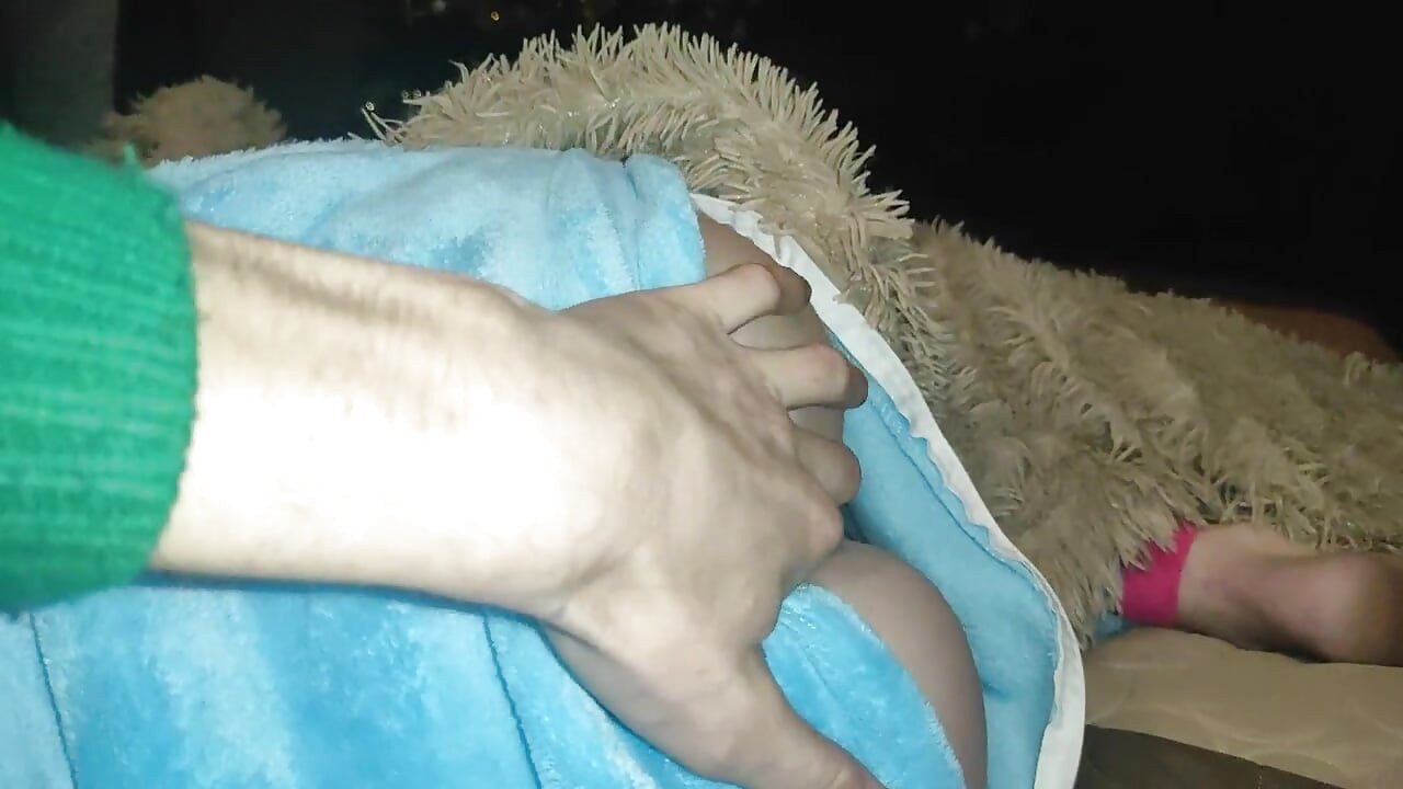 यूनिकॉर्न पजामा पहनी छोटी राजकुमारी लंड चूसती है!