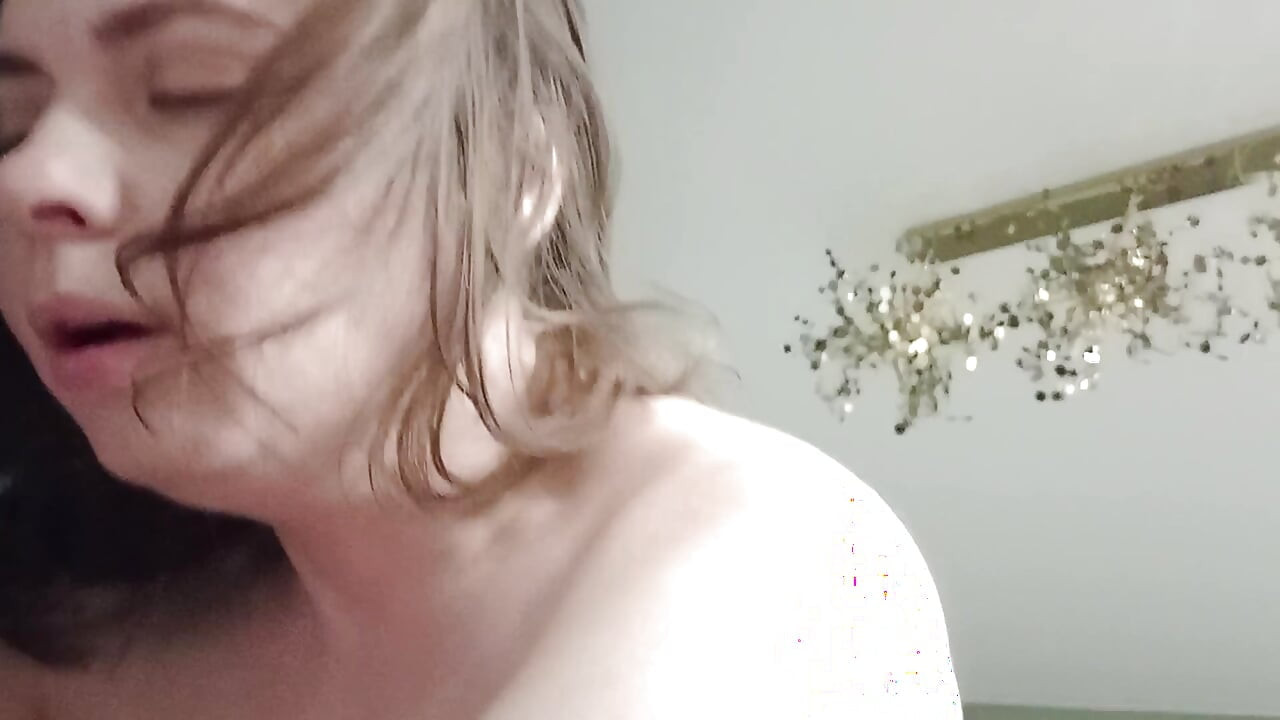 Esta milf tetona cachonda te chupará todos los jugos