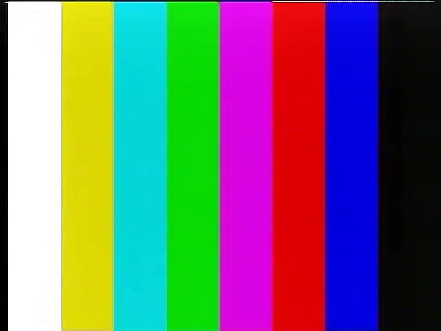 Una bella signora matura succhia il cazzo di un ragazzo all'aperto vicino alla macchina