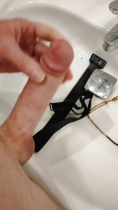 スポーツの後にムラムラして、すぐに巨根を射精しました