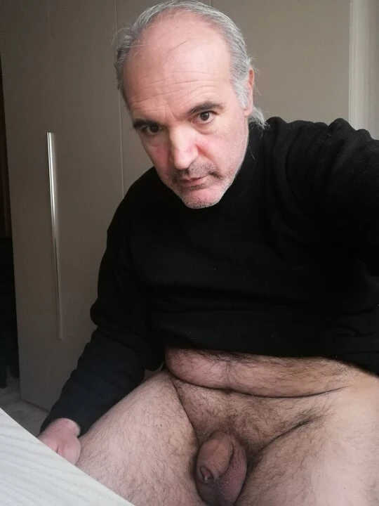The handjob must be enjoyed and in order not to cum immediately you have to stop