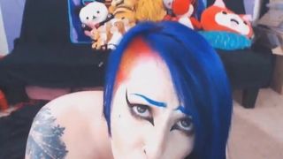 La ragazza punk si masturba la fica con piercing