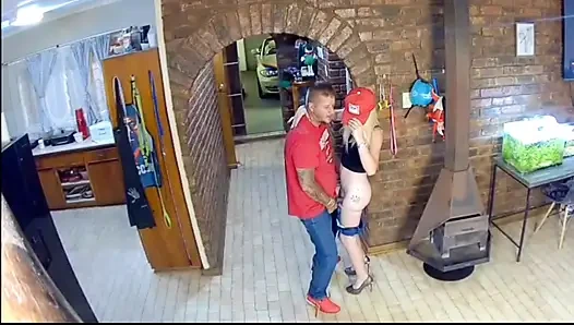 Mergokin suamiku selingkuh sama cewek hot rambut pirang