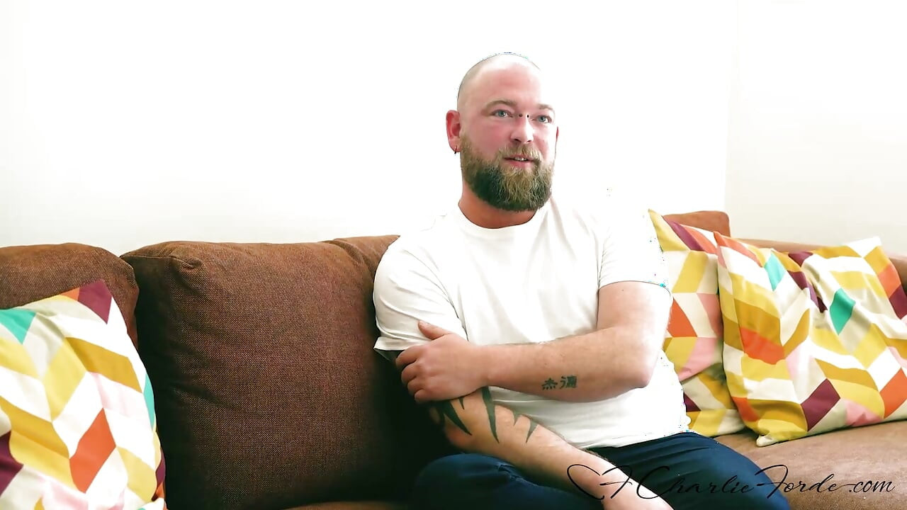 Charlie Forde seducătoare primește pula masivă pe care o merită de la un DILF musculos