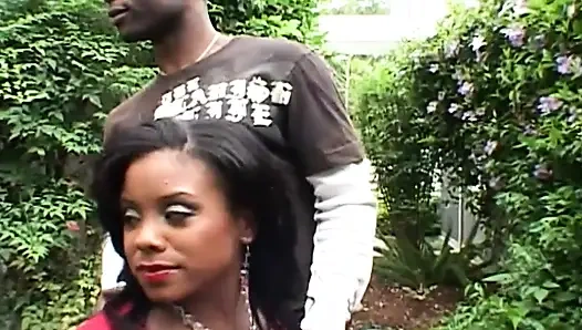 Белая крошка принимает черный хуище