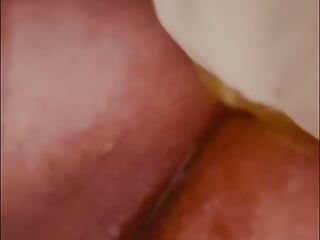 Bbw close-up spuit tijdens het neuken van een glazen dildo