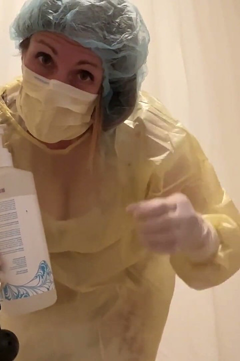 Un docteur nourricier trait un pénis asiatique
