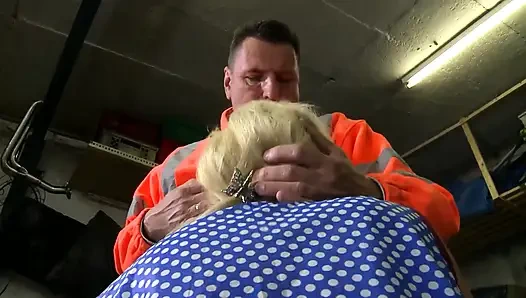 Блондинка с большими сиськами трахается с автомехаником в машине... сперма в рот